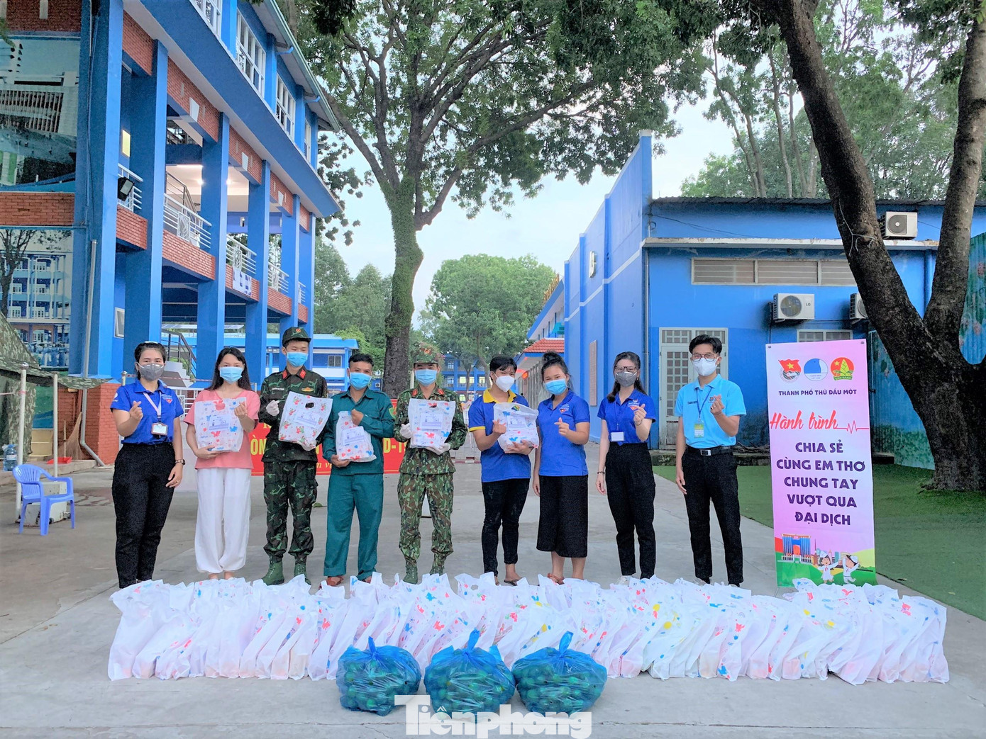 Tặng quà cho học sinh có hoàn cảnh khó khăn đang cách ly tại trường ĐH Thủ Dầu Một (ảnh: Thành đoàn Thủ Dầu Một) Tặng quà cho học sinh có hoàn cảnh khó khăn đang cách ly tại trường ĐH Thủ Dầu Một (ảnh: Thành đoàn Thủ Dầu Một)