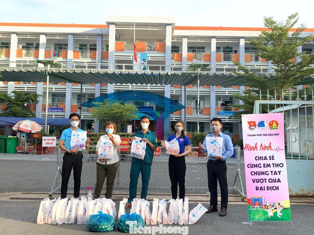Ban tổ chức trao tượng trưng cho tình nguyện viên sau đó sẽ phát cho các học sinh trong khu cách ly, điều trị COVID-19 (ảnh: Thành đoàn Thủ Dầu Một) Ban tổ chức trao tượng trưng cho tình nguyện viên sau đó sẽ phát cho các học sinh trong khu cách ly, điều trị COVID-19 (ảnh: Thành đoàn Thủ Dầu Một)
