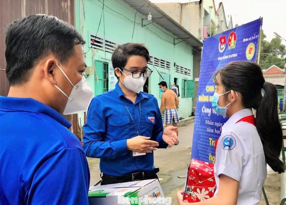 Học sinh là con em công nhân có hoàn cảnh khó khăn được hỗ trợ Học sinh là con em công nhân có hoàn cảnh khó khăn được hỗ trợ