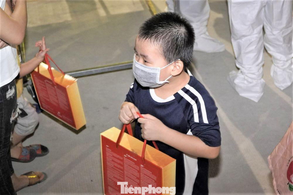 Tất cả các em nhỏ trong khu điều trị F0 Thới Hòa và Bệnh viện Dã chiến số 1 Bình Dương đều được phát quà Tết Trung thu