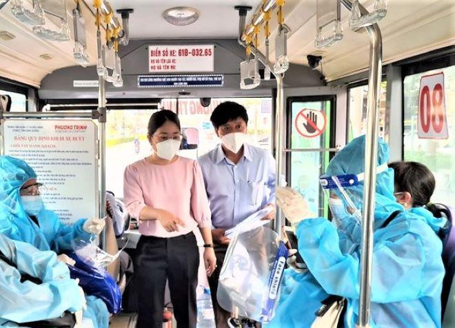 Trước đó, vào đầu tháng 8, Bình Dương tổ chức đưa đón người dân có hoàn cảnh đặc biệt về quê như: người già, trẻ em, phụ nữ mang thai, người có bệnh lý nền nặng...