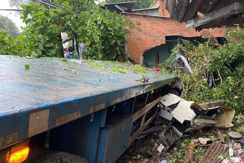 Chiếc xe tông sập nhà dân