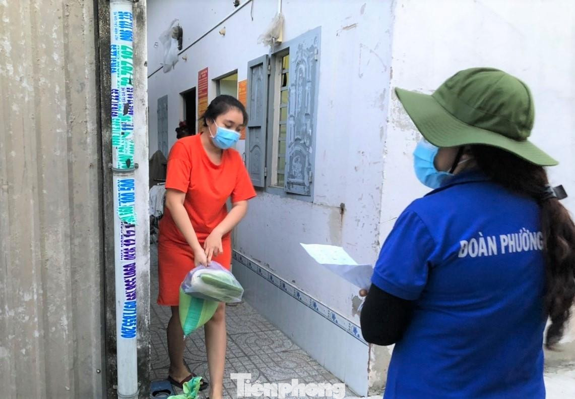 Riêng đối với người dân ở các địa phương khác cũng được lực lượng ban, ngành, đoàn thể, địa phương phối hợp quân đội chi viện thực hiện phát lương thực cho các hộ dân khó tiếp cận lương thực, trong đó đặc biệt quan tâm đến công nhân lao động đang ở trọ. Riêng đối với người dân ở các địa phương khác cũng được lực lượng ban, ngành, đoàn thể, địa phương phối hợp quân đội chi viện thực hiện phát lương thực cho các hộ dân khó tiếp cận lương thực, trong đó đặc biệt quan tâm đến công nhân lao động đang ở trọ.