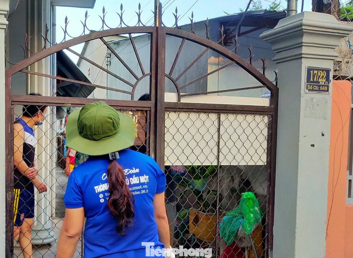 Người dân hạn chế ra đường, do đó lực lượng chức năng đến từng khu nhà trọ công nhân để hỗ trợ lương thực Người dân hạn chế ra đường, do đó lực lượng chức năng đến từng khu nhà trọ công nhân để hỗ trợ lương thực