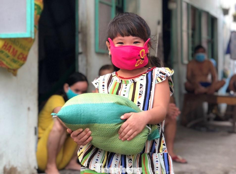 Em bé ở khu trọ thuộc phường Thuận Giao (TP Thuận An) nơi đang áp dụng biện pháp "đông cứng, khóa chặt" vui mừng chạy ra nhận lương thực Em bé ở khu trọ thuộc phường Thuận Giao (TP Thuận An) nơi đang áp dụng biện pháp "đông cứng, khóa chặt" vui mừng chạy ra nhận lương thực