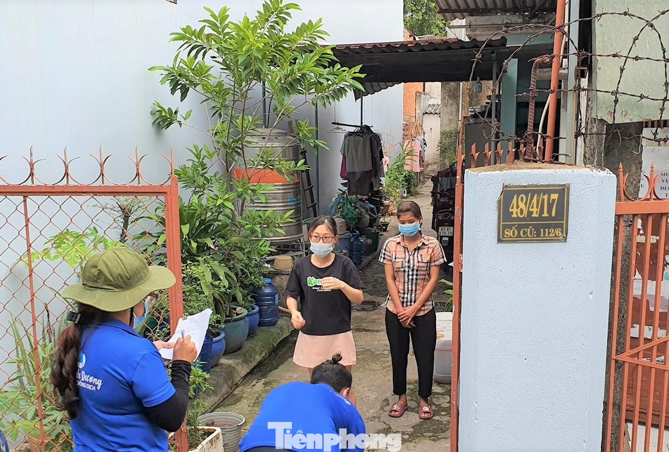 Chị Nguyễn Ngọc Lan Anh - Bí thư Đoàn thanh niên phường Phú Lợi (TP Thủ Dầu Một) cho biết để hỗ trợ người lao động khó khăn đang ở trọ, địa phương đã đi phát lương thực cả ngày lẫn đêm Chị Nguyễn Ngọc Lan Anh - Bí thư Đoàn thanh niên phường Phú Lợi (TP Thủ Dầu Một) cho biết để hỗ trợ người lao động khó khăn đang ở trọ, địa phương đã đi phát lương thực cả ngày lẫn đêm