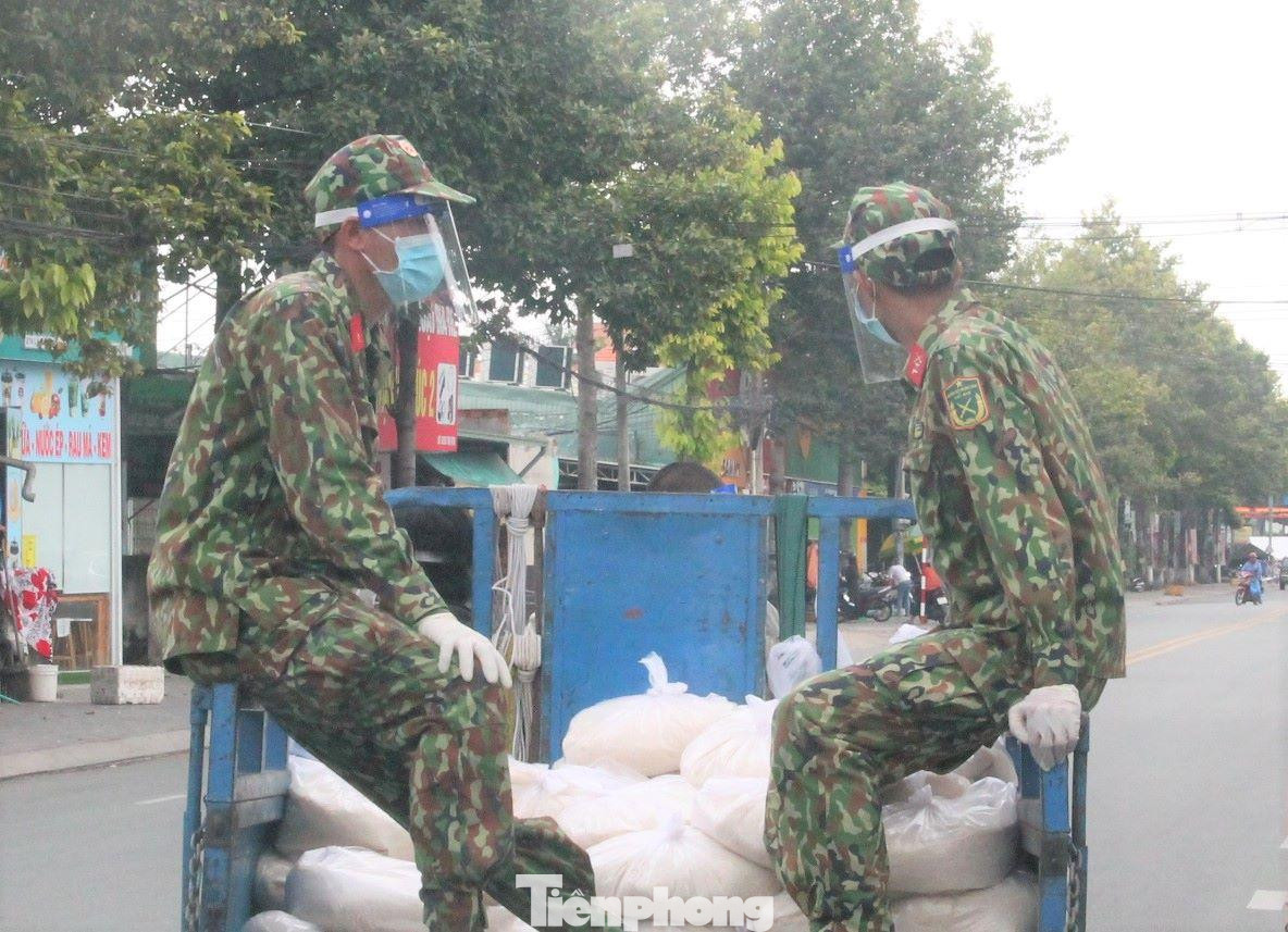 Bất kể ngày hay đêm, tất cả cán bộ, công viên chức cùng lực lượng vũ trang và tình nguyện viên chuẩn bị từng phần lương thực để phát cho nhân dân, đảm bảo không ai bị đói. Bất kể ngày hay đêm, tất cả cán bộ, công viên chức cùng lực lượng vũ trang và tình nguyện viên chuẩn bị từng phần lương thực để phát cho nhân dân, đảm bảo không ai bị đói.