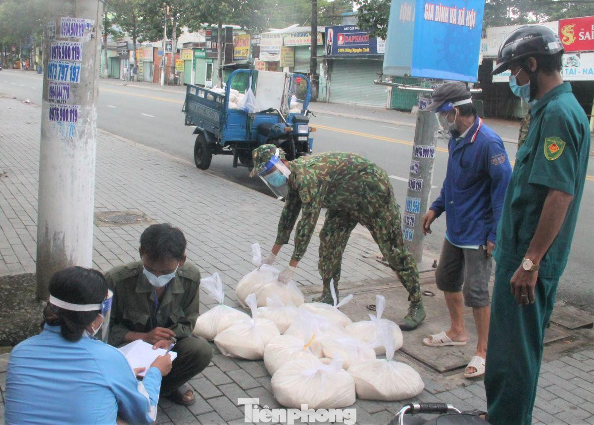 Sau khi chia thành từng phần, sẽ có phương tiện đến chở đi phân phát cho người dân đầy đủ. Mỗi ngày đơn vị sẽ phát bổ sung các loại thực phẩm khác nhau, đảm bảo đầy đủ cho người dân. Sau khi chia thành từng phần, sẽ có phương tiện đến chở đi phân phát cho người dân đầy đủ. Mỗi ngày đơn vị sẽ phát bổ sung các loại thực phẩm khác nhau, đảm bảo đầy đủ cho người dân.