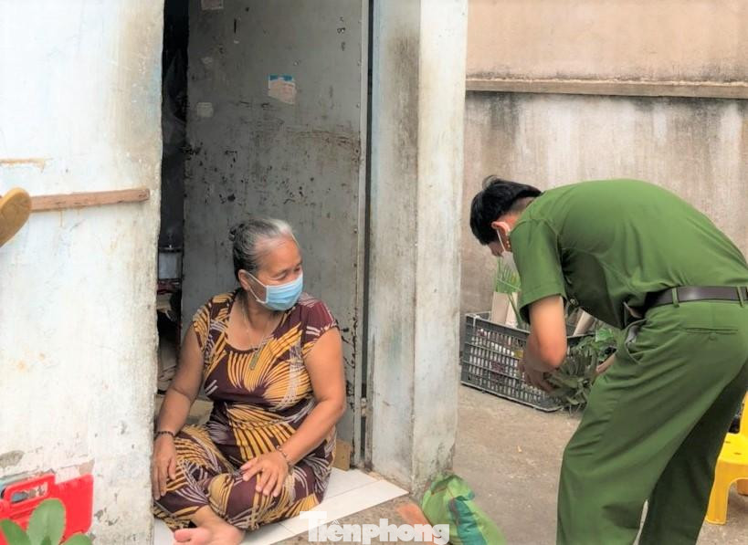 Bình Dương được Trung ương cấp hơn 11.000 tấn gạo, trong đó ưu tiên cho người dân ở 11 phường đang áp dụng biện pháp “đông cứng, khóa chặt” ở TX Tân Uyên và TP Thuận An 5,3 nghìn tấn. Số còn lại phân bổ cho các địa phương còn lại. Bình Dương được Trung ương cấp hơn 11.000 tấn gạo, trong đó ưu tiên cho người dân ở 11 phường đang áp dụng biện pháp “đông cứng, khóa chặt” ở TX Tân Uyên và TP Thuận An 5,3 nghìn tấn. Số còn lại phân bổ cho các địa phương còn lại.