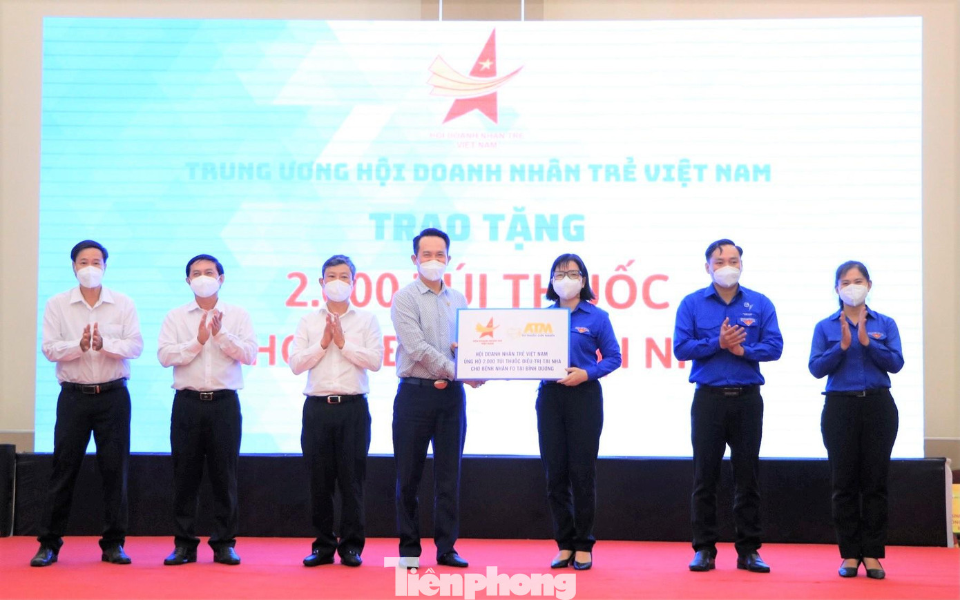 Tại sự kiện, Hội Doanh nhân trẻ Việt Nam tặng 2.000 túi thuốc điều trị COVID-19 tại nhà