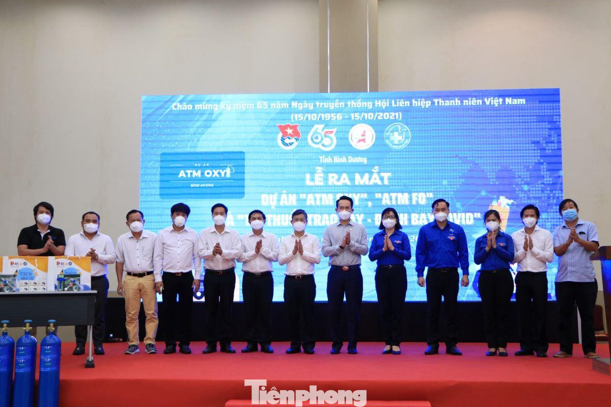 Lãnh đạo tỉnh Bình Dương, Tỉnh đoàn, Hội Doanh nhân trẻ chụp hình lưu niệm tại sự kiện