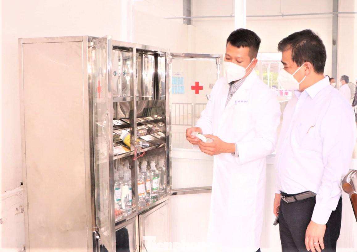 Trạm y tế lưu động được cung cấp thuốc, trang thiết bị chữa bệnh như một cơ sở y tế thông thường