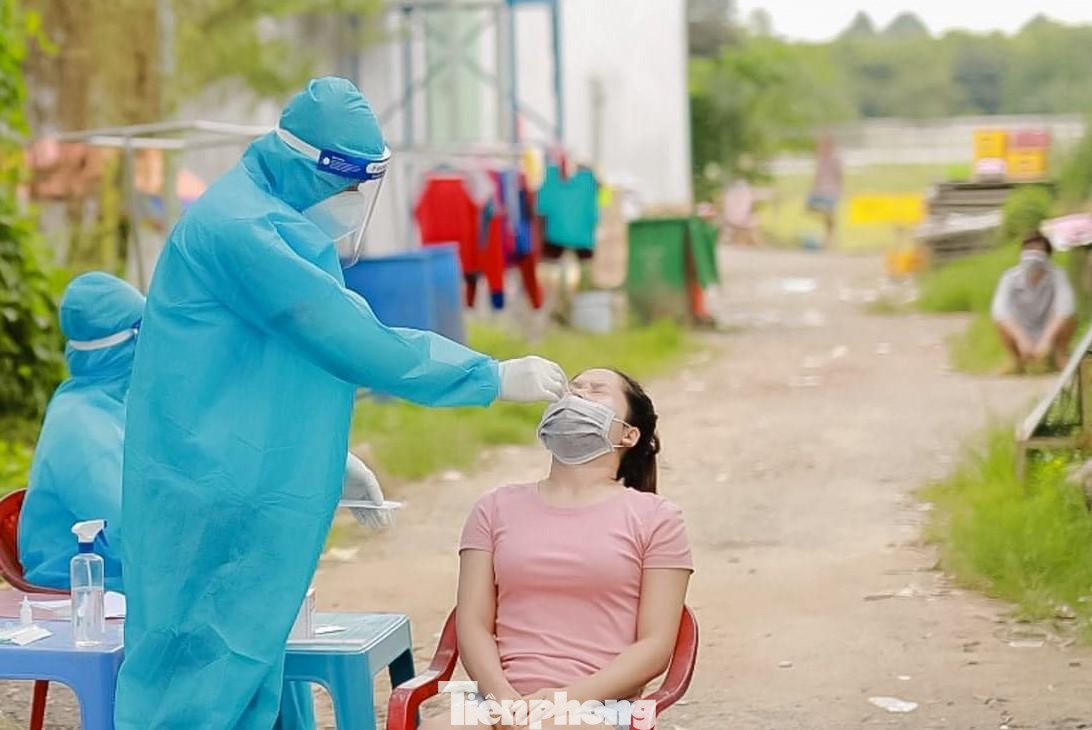 Người dân ở "điểm đỏ" tại Bình Dương được lấy mẫu xét nghiệm sàng lọc Người dân ở "điểm đỏ" tại Bình Dương được lấy mẫu xét nghiệm sàng lọc