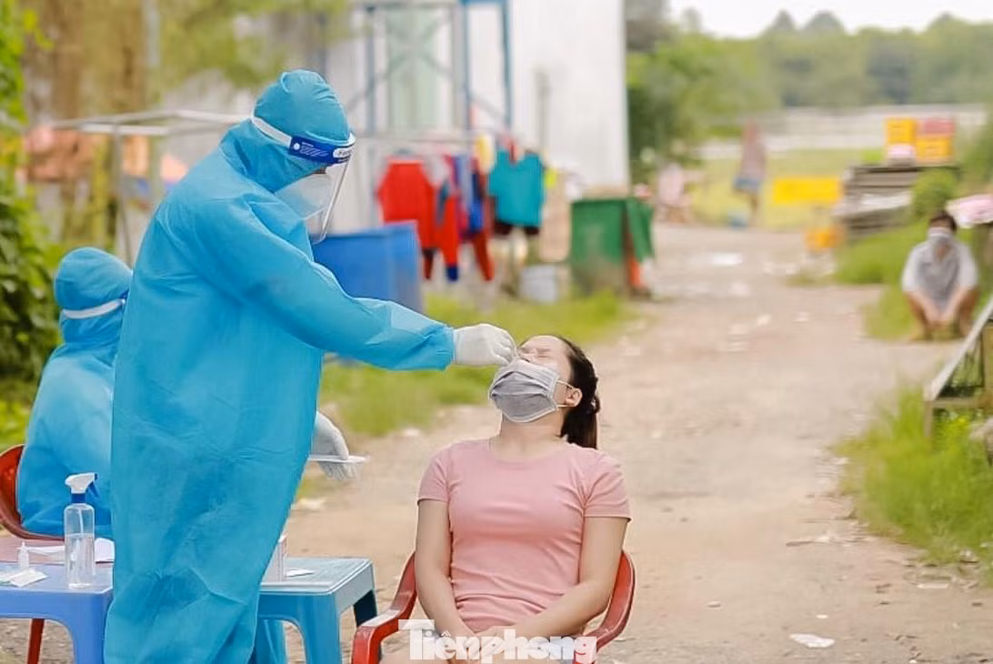 Người dân ở "điểm đỏ" tại Bình Dương được lấy mẫu xét nghiệm sàng lọc