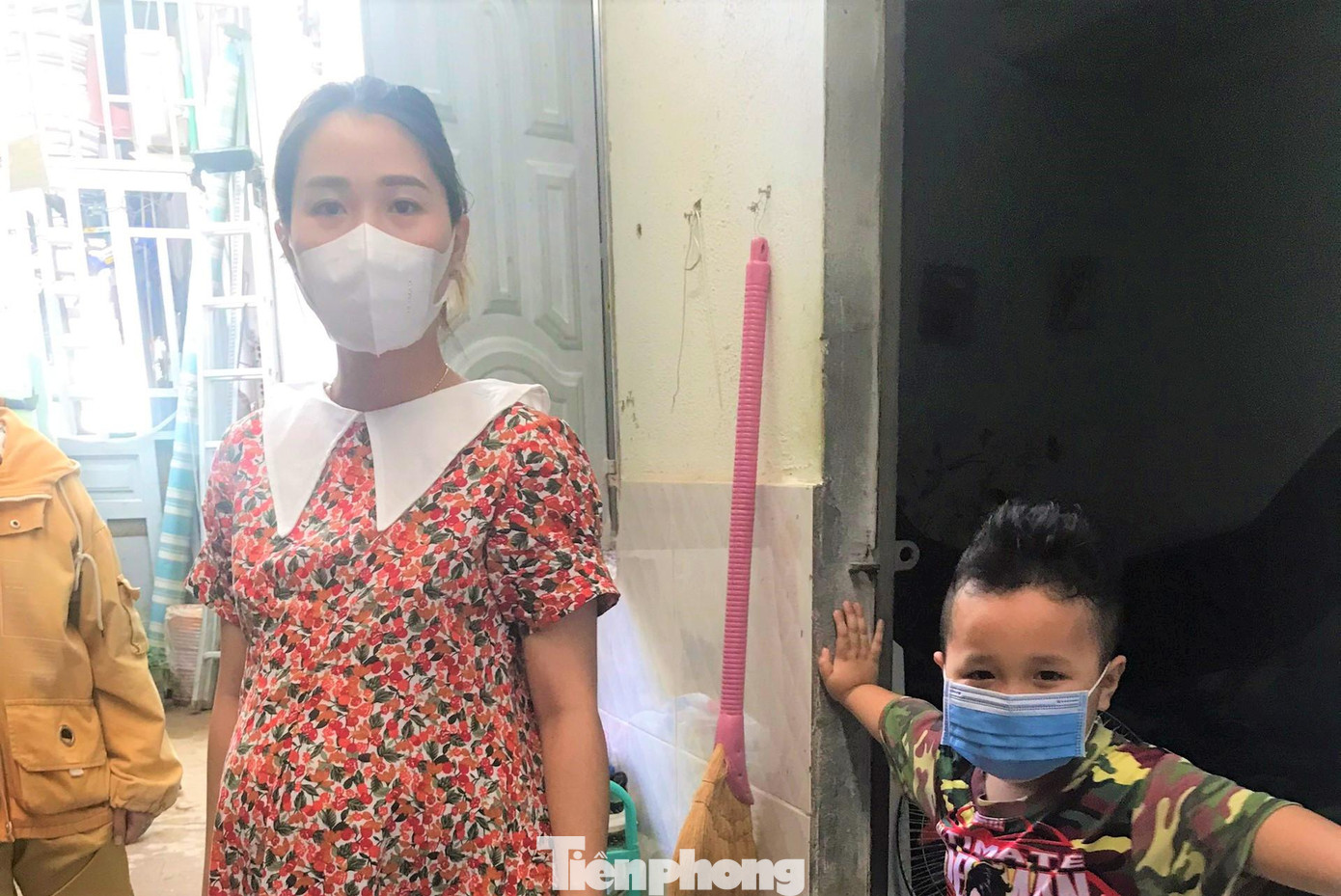 Công nhân ở trợ cho biết họ gặp khó khăn khi suốt hơn 2 tháng phải ở nhà không đi làm