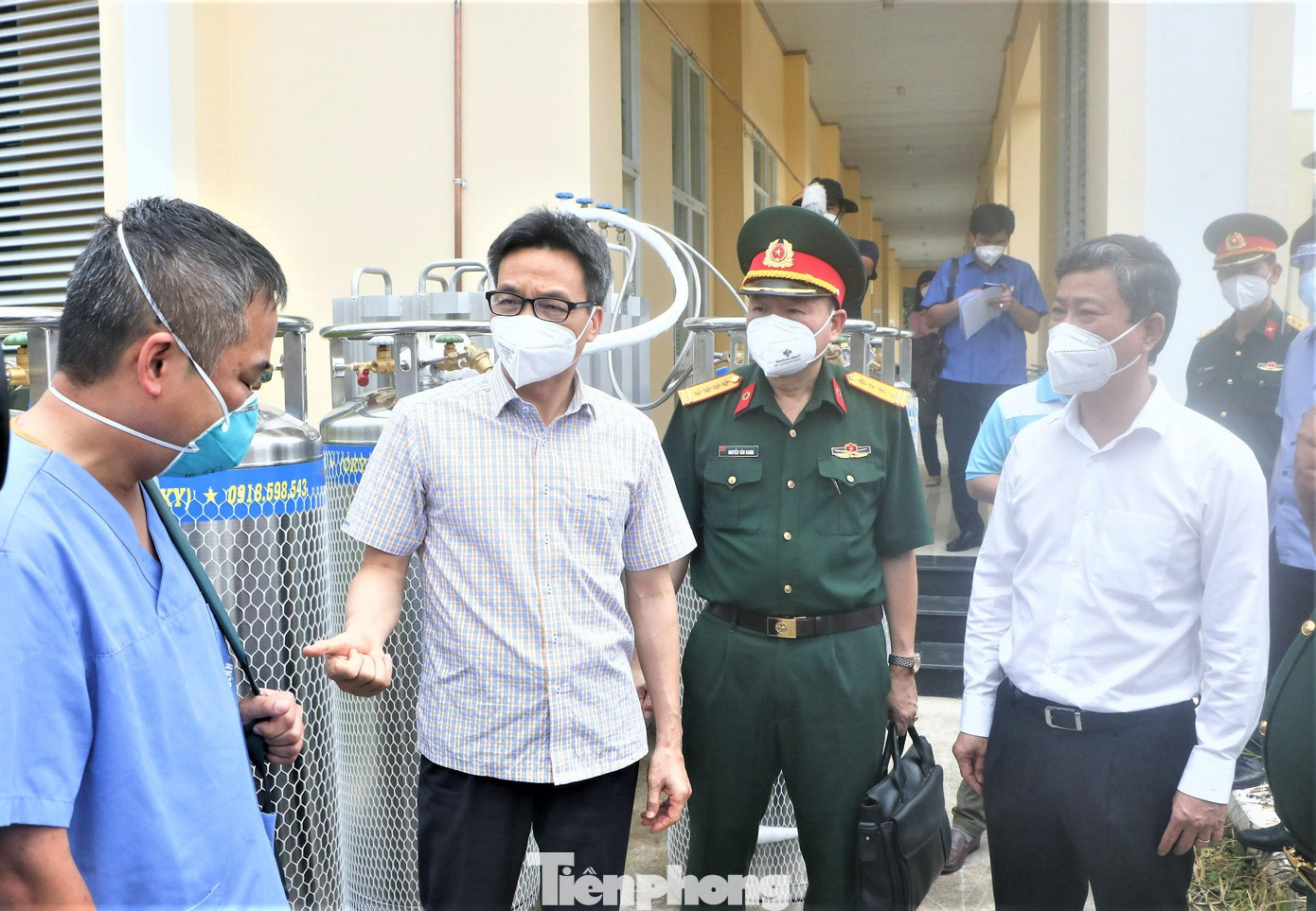 Phó Thủ tướng Vũ Đức Đam động viên y bác sĩ làm nhiệm vụ trong khu điều trị bệnh nhân COVID-19