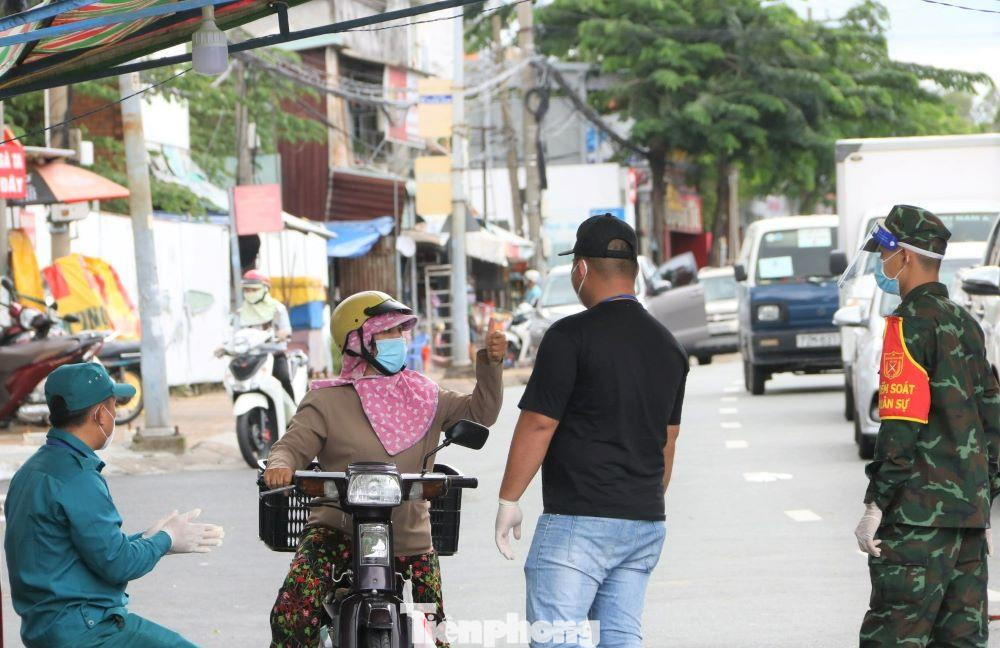 Bình Dương đang duy trì các chốt kiểm dịch ở trục đường liên phường, xã Bình Dương đang duy trì các chốt kiểm dịch ở trục đường liên phường, xã
