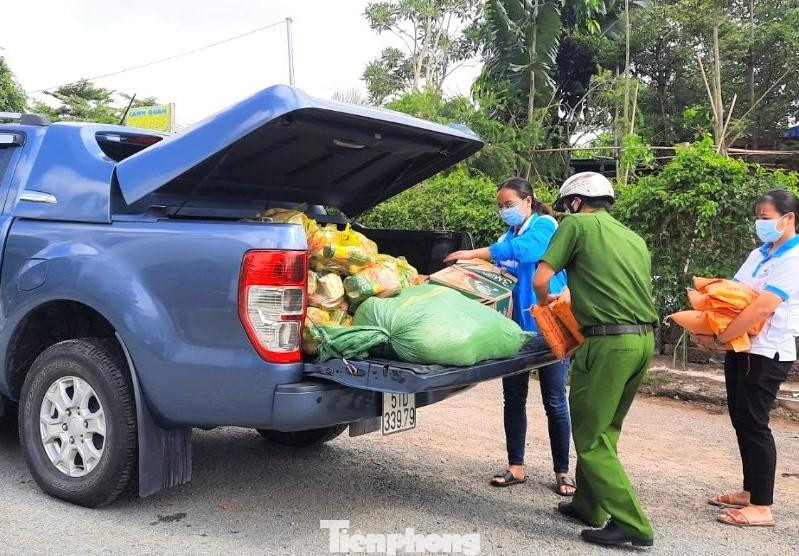 Lương thực, thực phẩm được trung chuyển đi hỗ trợ bằng CLB xe bán tải