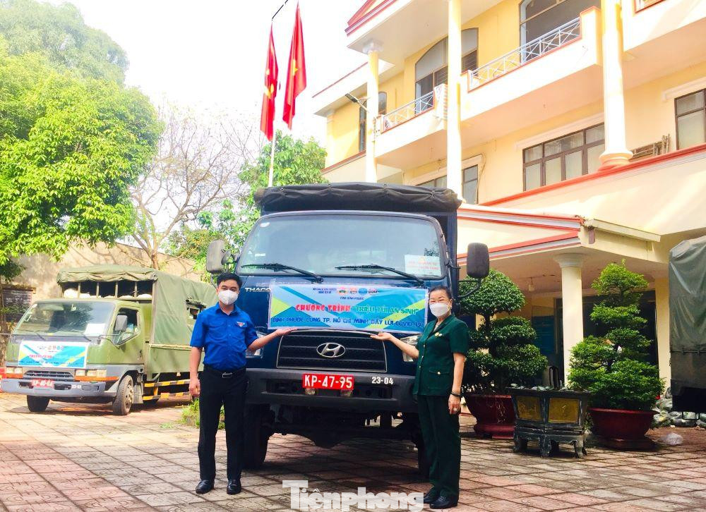 Tỉnh đoàn Bình Phước phối hợp các đơn vị tổ chức vận chuyển túi an sinh hỗ trợ người dân TPHCM
