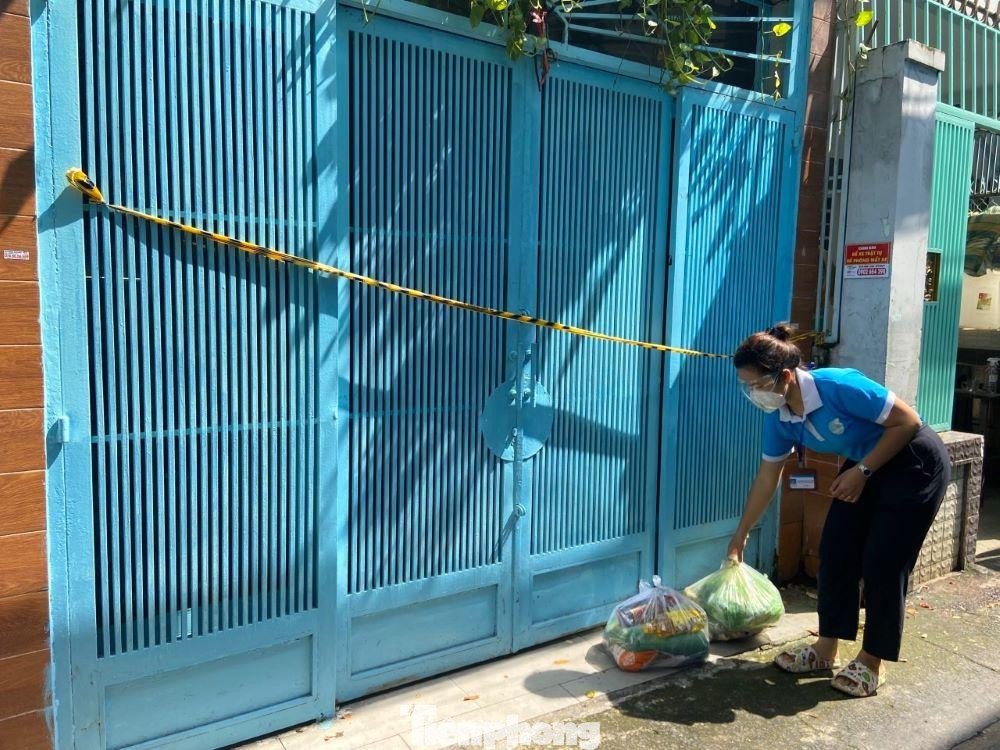 Các tình nguyện viên phát túi an sinh cho người dân TPHCM