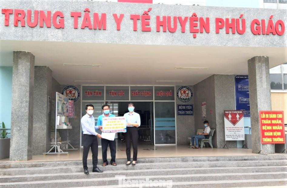 Lãnh đạo TTYT huyện Phú Giáo tiếp nhận hỗ trợ Lãnh đạo TTYT huyện Phú Giáo tiếp nhận hỗ trợ