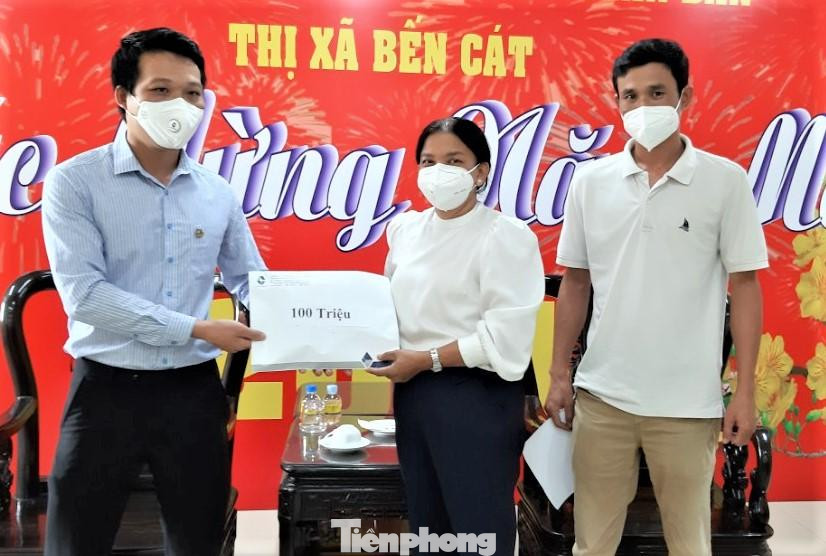 Đại diện Ban chỉ đạo phòng, chống dịch COVID-19 TX Bến Cát tiếp nhận hỗ trợ Đại diện Ban chỉ đạo phòng, chống dịch COVID-19 TX Bến Cát tiếp nhận hỗ trợ