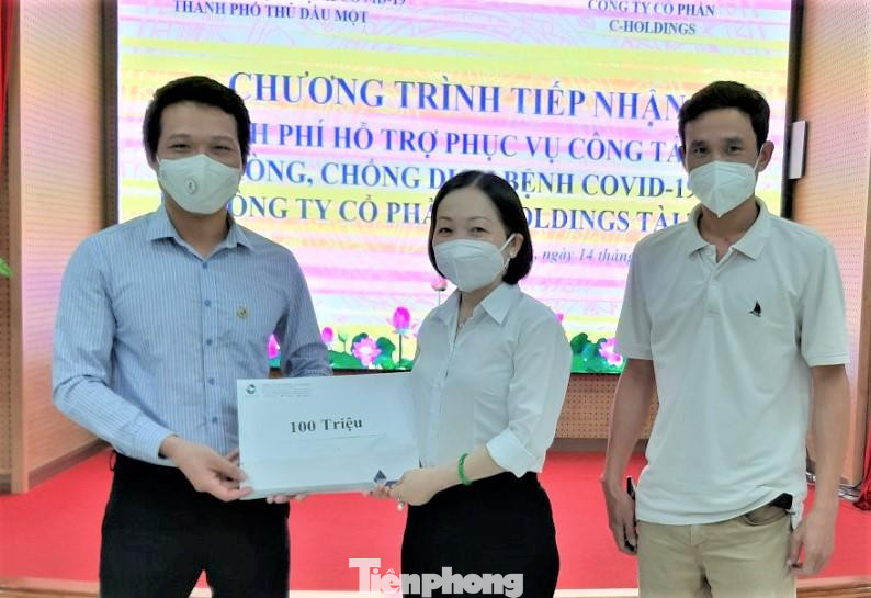 Bà Nguyễn Thu Cúc - Chủ tịch UBND TP Thủ Dầu Một tiếp nhận hỗ trợ Bà Nguyễn Thu Cúc - Chủ tịch UBND TP Thủ Dầu Một tiếp nhận hỗ trợ