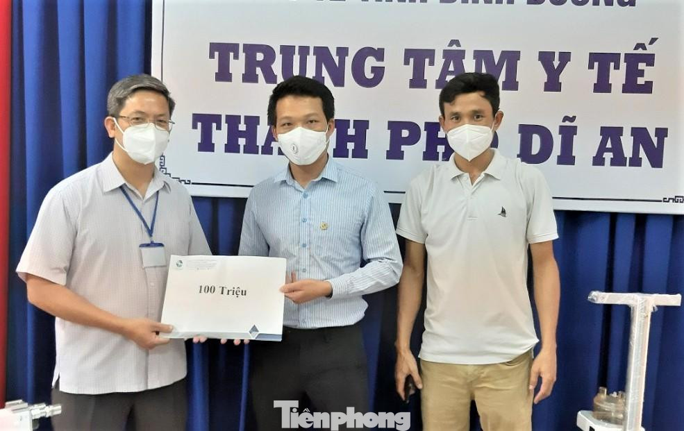 Lãnh đạo TTYT TP Dĩ An tiếp nhận hỗ trợ Lãnh đạo TTYT TP Dĩ An tiếp nhận hỗ trợ