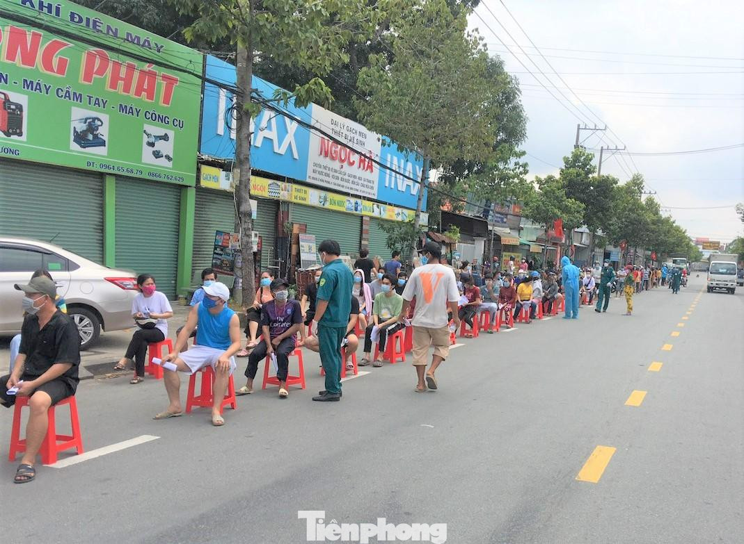 Bình Dương đang thần tốc xét nghiệm và tiêm vắc xin cho người dân