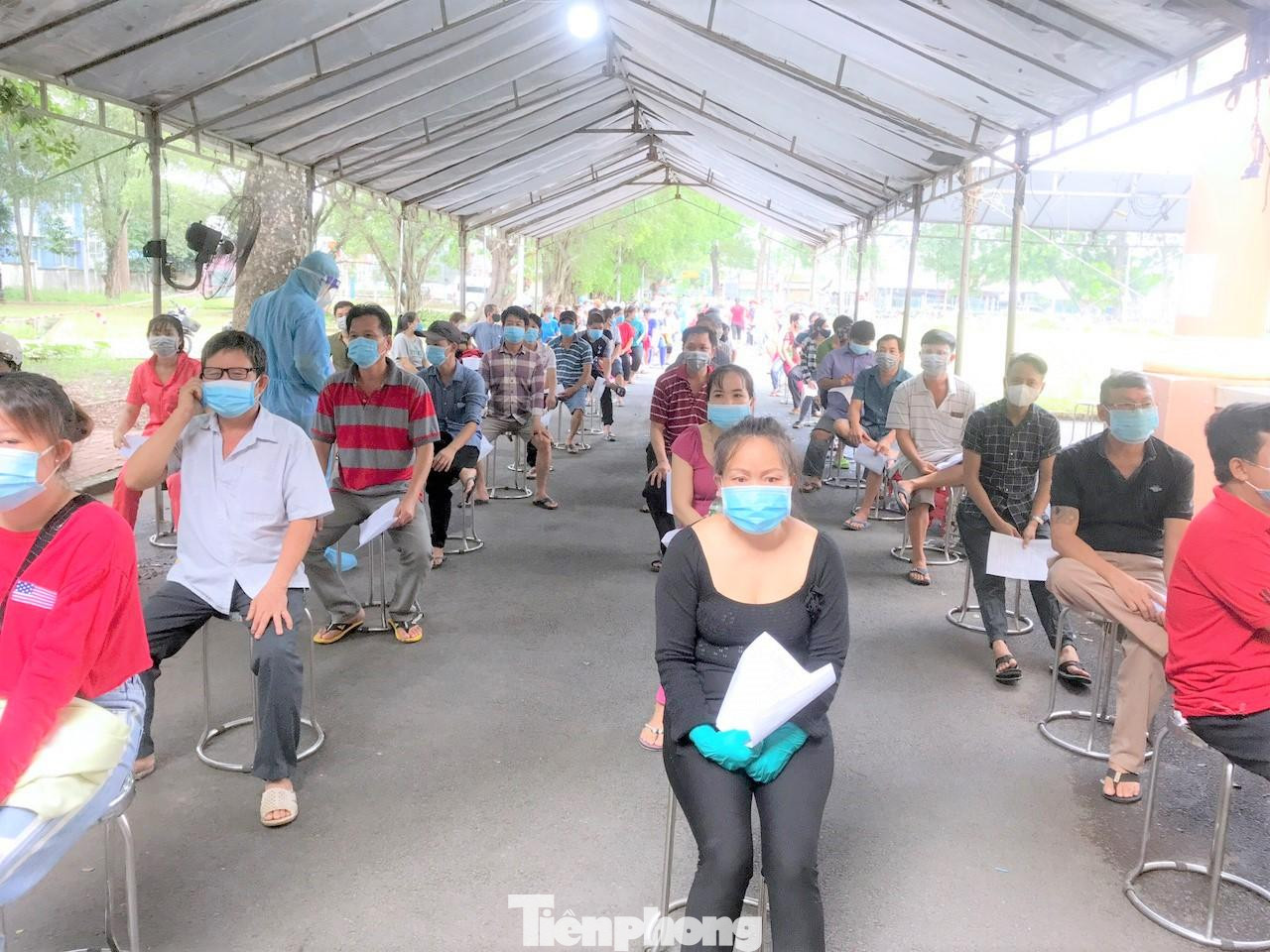 Các điểm tiêm vắc xin đều đông người. Các địa phương đồng loạt tổ chức tiêm cho người dân và công nhân doanh nghiệp “3 tại chỗ” gồm: TP Thủ Dầu Một; TP Dĩ An và TX Tân Uyên. Riêng tại TP Dĩ An, mặc dù bố trí đến 7 điểm tiêm vắc xin nhưng tất cả đều trong tình trạng đông kín người.