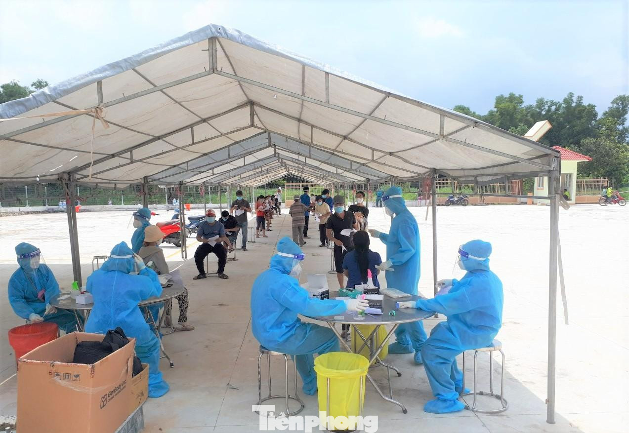 Ở các điểm tiêm vắc xin người dân giữ khoảng cách an toàn theo hướng dẫn