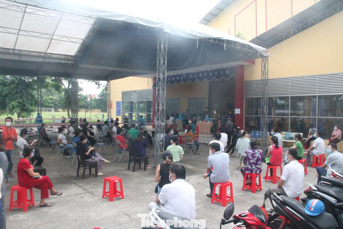 Người dân xếp hàng theo thứ tự giữ khoảng cách Người dân xếp hàng theo thứ tự giữ khoảng cách