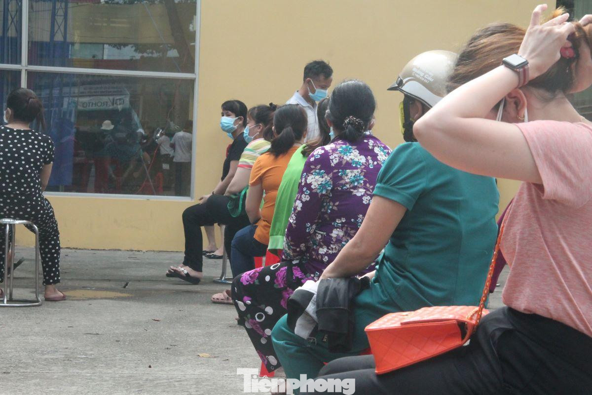 Nói về việc triển khai tiêm 1 triệu vắc xin Vero Cell của Sinopharm, TS.BS Chương cho hay các đơn vị, địa phương đang thực hiện tiêm cho người dân và công nhân tại các doanh nghiệp. Nói về việc triển khai tiêm 1 triệu vắc xin Vero Cell của Sinopharm, TS.BS Chương cho hay các đơn vị, địa phương đang thực hiện tiêm cho người dân và công nhân tại các doanh nghiệp.