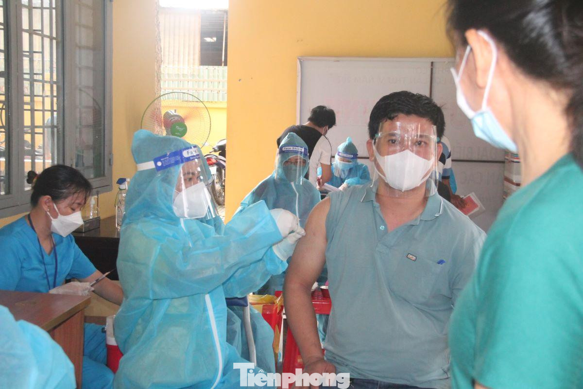 Ngoài tiêm cho người dân, Bình Dương đã triển khai tiêm vắc xin cho công nhân tại 27 khu công nghiệp Ngoài tiêm cho người dân, Bình Dương đã triển khai tiêm vắc xin cho công nhân tại 27 khu công nghiệp