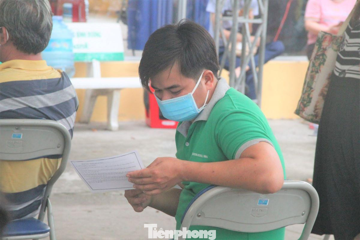 Người dân địa phương cho biết, trước khi đến tiêm họ đã được thông báo về loại vắc xin sẽ tiêm và rất vui mừng trong bối cảnh dịch bệnh đang phức tạp Người dân địa phương cho biết, trước khi đến tiêm họ đã được thông báo về loại vắc xin sẽ tiêm và rất vui mừng trong bối cảnh dịch bệnh đang phức tạp