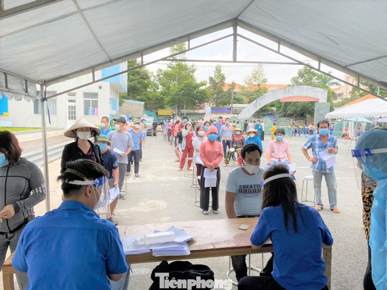 Mặc dù số lượng người dân đến tiêm vắc xin đông nhưng được ban tổ chức giải quyết thủ tục nhanh