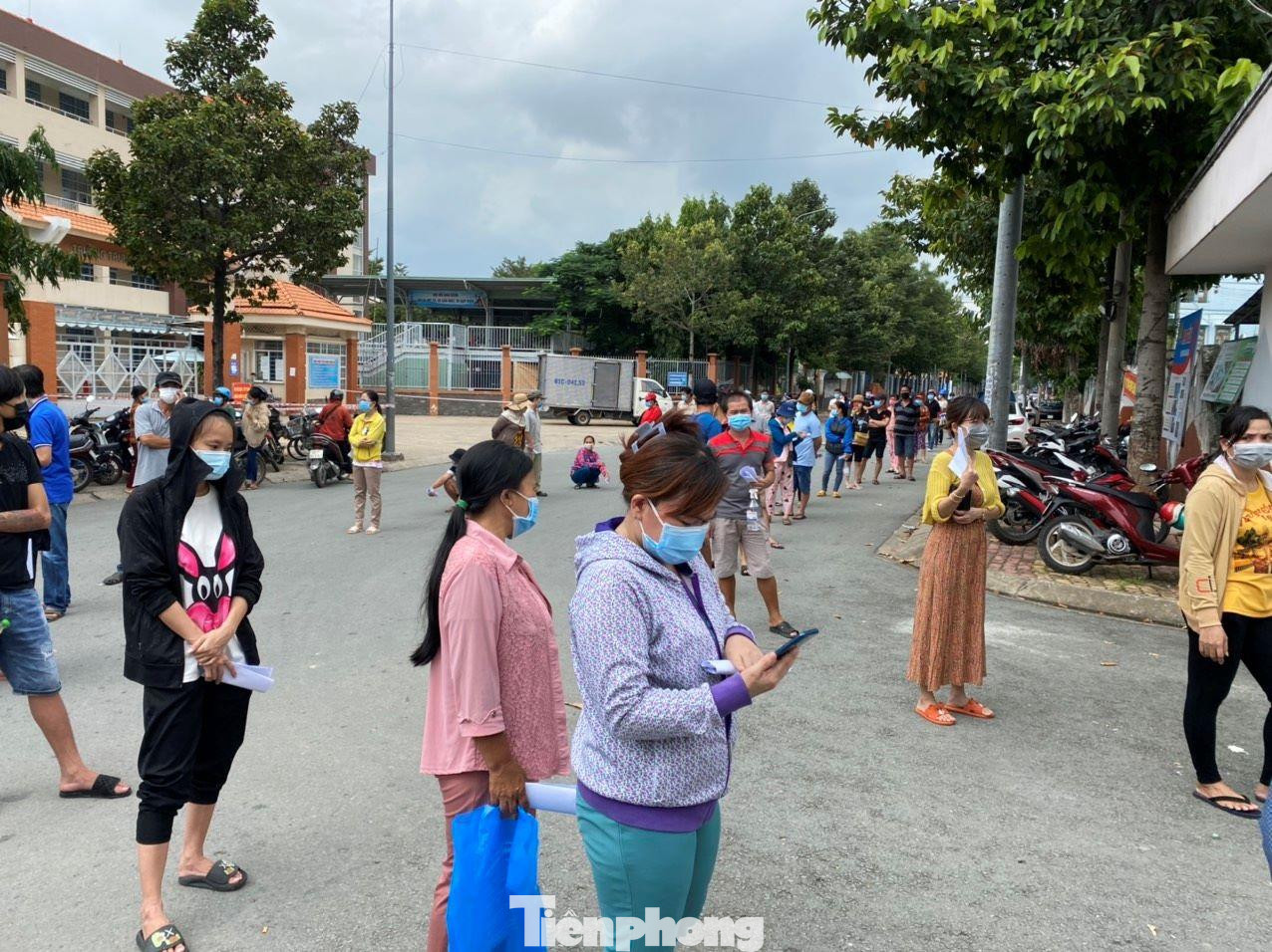 Trao đổi với PV Tiền Phong, đại diện Ban chỉ đạo phòng, chống dịch COVID-19 tỉnh Bình Dương cho biết, ngay khi nhận được 1 triệu vắc xin Vero Cell của Sinopharm, địa phương đã lập tức triển khai tiêm cho người dân tại các “vùng đỏ”.