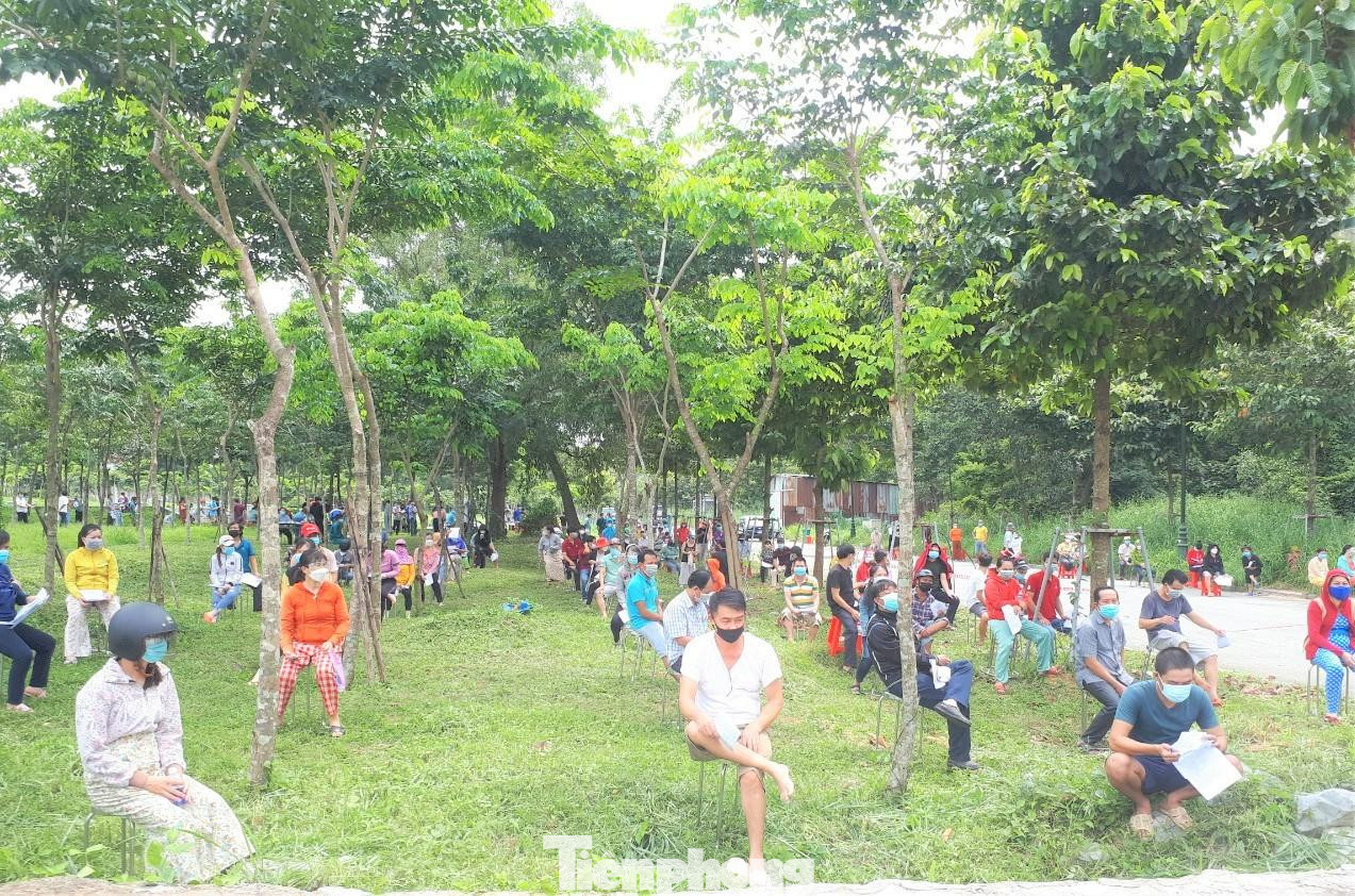 Người dân cho biết khi nghe tin được tiêm vắc xin họ rất vui nên từ sáng sớm đã đến làm thủ tục