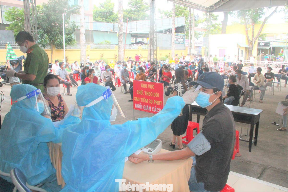 Theo ông Chương, vắc xin Vero Cell của Sinopharm đã có rất nhiều quốc gia sử dụng. Thực tế cho thấy, hiện nay Trung Quốc, Singgapore hầu hết người dân được miễn dịch và gần như trở lại trạng thái bình thường. Người dân nơi đây được tiêm loại vắc xin này. Theo ông Chương, vắc xin Vero Cell của Sinopharm đã có rất nhiều quốc gia sử dụng. Thực tế cho thấy, hiện nay Trung Quốc, Singgapore hầu hết người dân được miễn dịch và gần như trở lại trạng thái bình thường. Người dân nơi đây được tiêm loại vắc xin này.