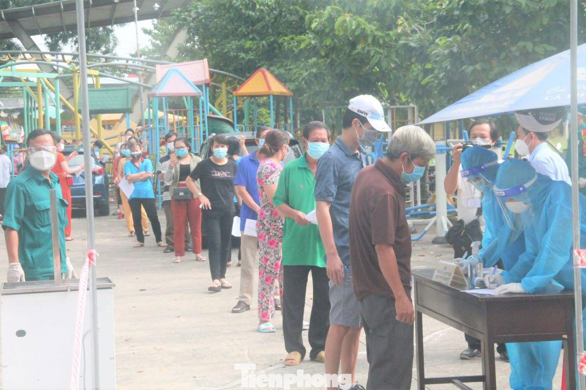 TS.BS Nguyễn Hồng Chương – Giám đốc Sở Y tế Bình Dương cho biết, địa phương đang nỗ lực để có được nguồn vắc xin đủ tiêm cho 100% đối tượng thuộc nhóm ưu tiên theo quy định và sẽ thực hiện thần tốc để người dân có được “áo giáp” chống dịch COVID-19. TS.BS Nguyễn Hồng Chương – Giám đốc Sở Y tế Bình Dương cho biết, địa phương đang nỗ lực để có được nguồn vắc xin đủ tiêm cho 100% đối tượng thuộc nhóm ưu tiên theo quy định và sẽ thực hiện thần tốc để người dân có được “áo giáp” chống dịch COVID-19.