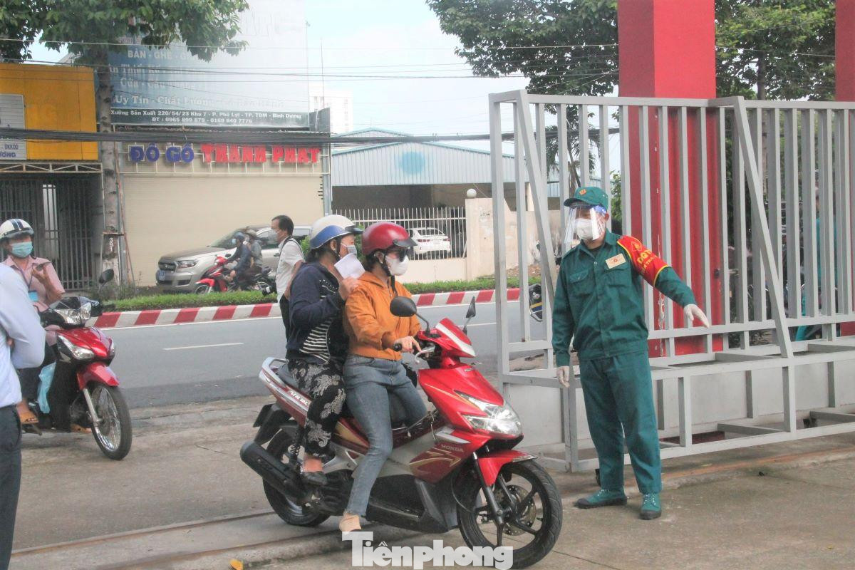 Ngay từ 6h sáng, người dân Bình Dương tập trung đến trung tâm văn hóa ở phường Phú Lợi (TP Thủ Dầu Một, Bình Dương) để tiêm vắc xin Vero Cell của Sinopharm. Ngay từ 6h sáng, người dân Bình Dương tập trung đến trung tâm văn hóa ở phường Phú Lợi (TP Thủ Dầu Một, Bình Dương) để tiêm vắc xin Vero Cell của Sinopharm.