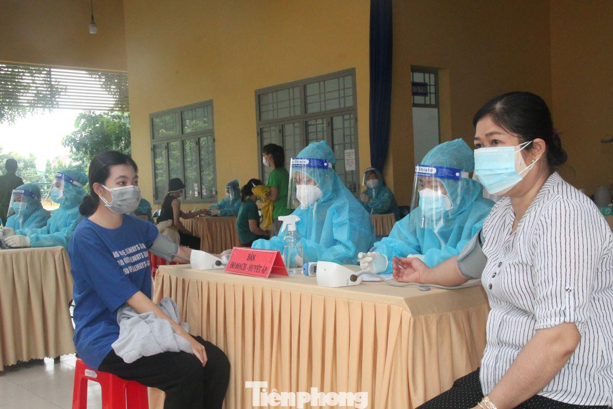 Trước đó, Bình Dương đã triển khai tiêm cho hơn 20.000 công dân Trung Quốc tại các doanh nghiệp bằng loại vắc xin Vero Cell và đạt kết quả tốt. Về lâu dài, việc tiêm vắc xin là biện pháp tốt nhất để phòng dịch cho người dân. TS.BS Nguyễn Hồng Chương cho biết, qua thống kê cho thấy, người được tiêm vắc xin khi trở thành F0 rất dễ trị và nguy cơ tử vong hầu như không có. Trước đó, Bình Dương đã triển khai tiêm cho hơn 20.000 công dân Trung Quốc tại các doanh nghiệp bằng loại vắc xin Vero Cell và đạt kết quả tốt. Về lâu dài, việc tiêm vắc xin là biện pháp tốt nhất để phòng dịch cho người dân. TS.BS Nguyễn Hồng Chương cho biết, qua thống kê cho thấy, người được tiêm vắc xin khi trở thành F0 rất dễ trị và nguy cơ tử vong hầu như không có.