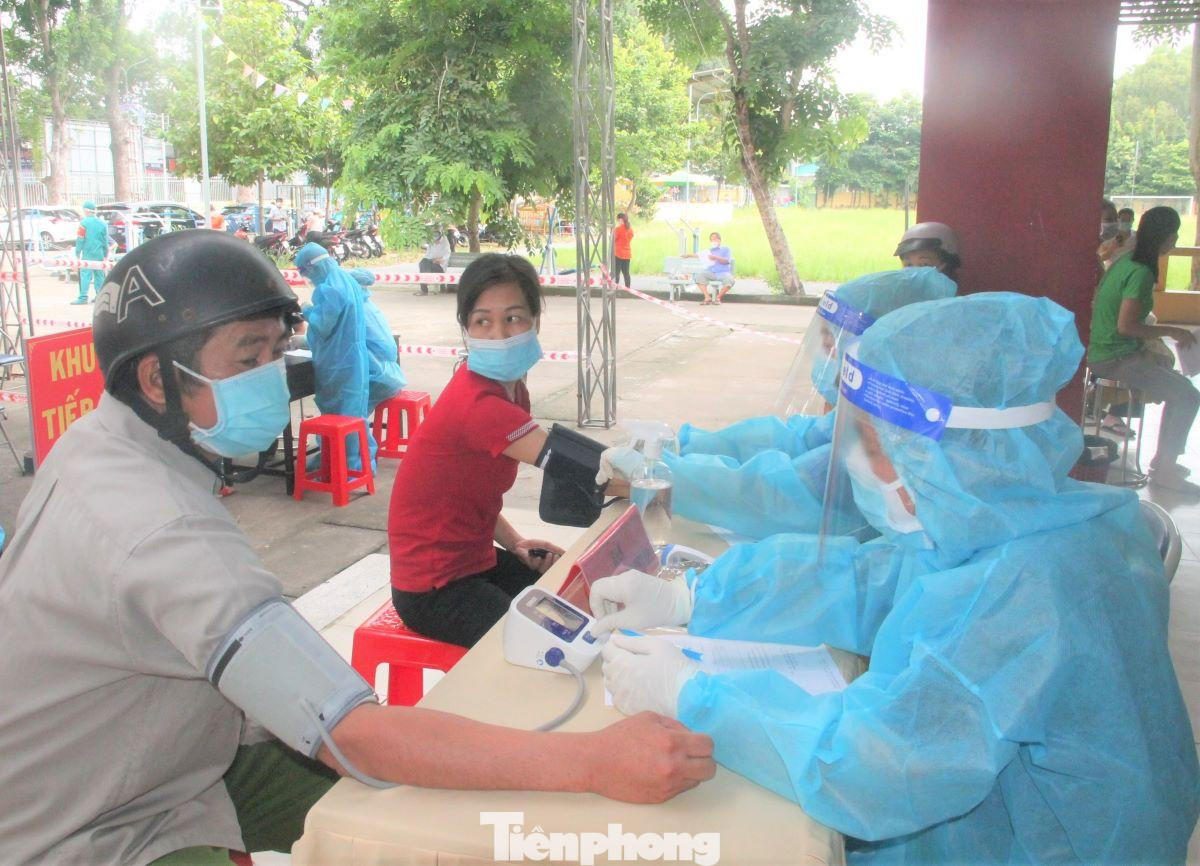 Cũng theo lãnh đạo Sở Y tế Bình Dương, đặc điểm của loại vắc xin Vero Cell của Sinopharm ngoài công dụng phòng dịch hiệu quả, quá trình tiêm chủng không gây ra biến chứng, người được tiêm rất hài lòng. Đặc biệt, mũi 2 chỉ cách mũi 1 từ 3 đến 4 tuần và có công dụng nhanh. Cũng theo lãnh đạo Sở Y tế Bình Dương, đặc điểm của loại vắc xin Vero Cell của Sinopharm ngoài công dụng phòng dịch hiệu quả, quá trình tiêm chủng không gây ra biến chứng, người được tiêm rất hài lòng. Đặc biệt, mũi 2 chỉ cách mũi 1 từ 3 đến 4 tuần và có công dụng nhanh.