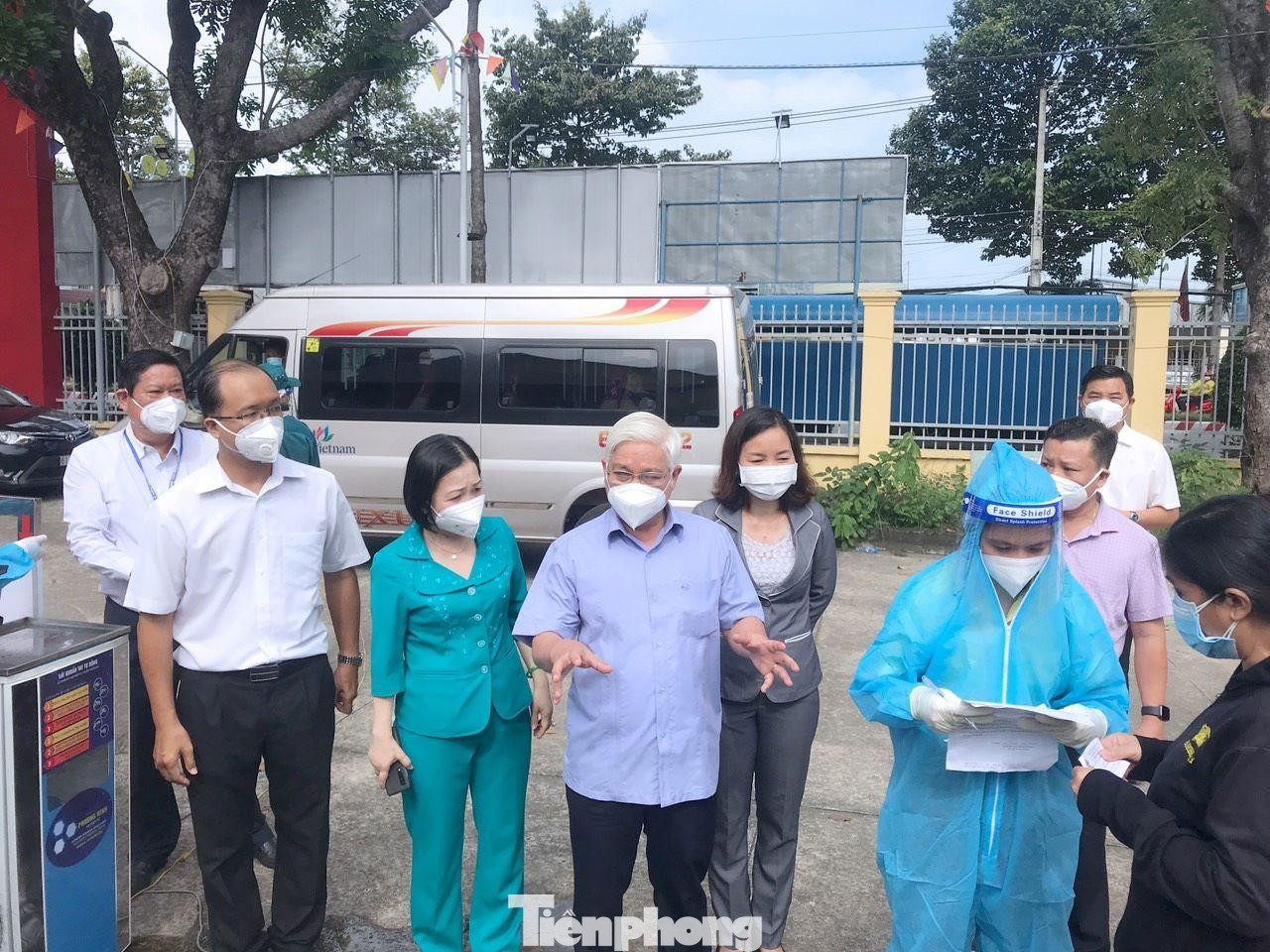 Bí thư Tỉnh ủy Bình Dương Nguyễn Văn Lợi đến kiểm tra tại điểm tiêm vắc xin ở phường Phú Lợi, TP Thủ Dầu Một trong ngày đầu tiển khai