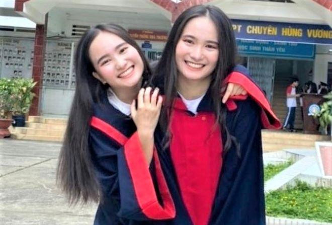Chị em song sinh học trường THPT Hùng Vương (Bình Dương) đậu thủ khoa, á khoa ĐH Y Dược TPHCM Chị em song sinh học trường THPT Hùng Vương (Bình Dương) đậu thủ khoa, á khoa ĐH Y Dược TPHCM