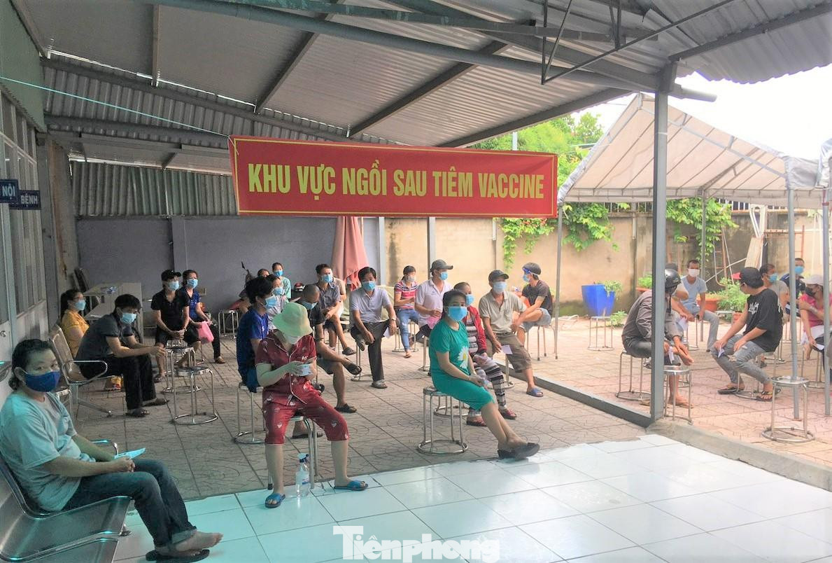 Sau khi được tiêm vắc xin người dân được hướng dẫn ngồi chờ 30 phút trước khi về