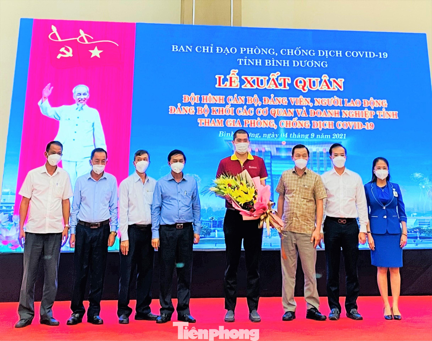 Lãnh đạo tỉnh Bình Dương tặng hoa động viên tình nguyện viên hoàn thành nhiệm vụ được giao