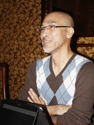 Trong tour xuyên Việt, nhạc sĩ nổi tiếng cho biết, bạn gái anh không thích xuất hiện trên sân khấu, mà thích đứng ở phía sau để hỗ trợ anh