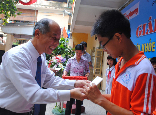 Ông Nguyễn Minh Hải, Giám đốc Điều hành Văn phòng Hà Nội, Tổng Cty Bảo hiểm Nhân thọ Prudential Việt Nam tặng thưởng cho người chiến thắng. Ảnh: Quý Hiên Ông Nguyễn Minh Hải, Giám đốc Điều hành Văn phòng Hà Nội, Tổng Cty Bảo hiểm Nhân thọ Prudential Việt Nam tặng thưởng cho người chiến thắng