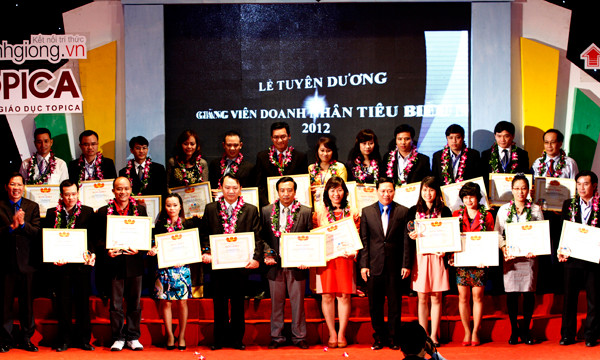 35 giảng viên doanh nhân được vinh danh là những người đã tích cực tham gia giảng dạy online và offline của Dự án “Tư vấn, hỗ trợ thanh niên khởi sự doanh nghiệp và lập nghiệp”. Các doanh nhân được tuyên dương có đóng góp trên 100 giờ giảng và có nhiều bài viết trên các diễn đàn của chương trình.